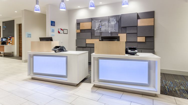 Holiday Inn Express & Suites Ottawa Lobby