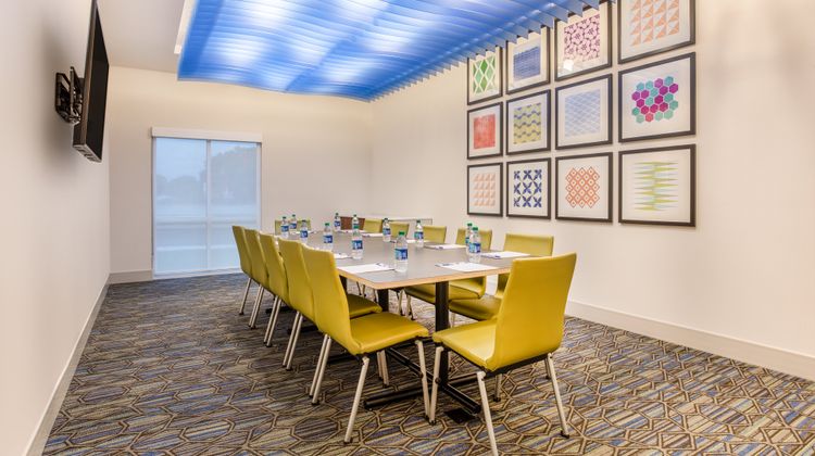 Holiday Inn Express & Suites Ottawa Meeting