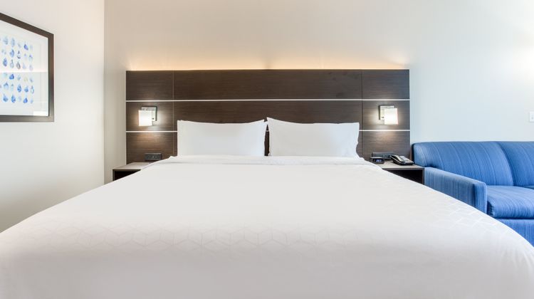 Holiday Inn Express & Suites Ottawa Suite