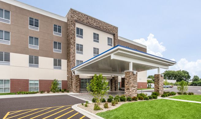 Holiday Inn Express & Suites Ottawa Exterior