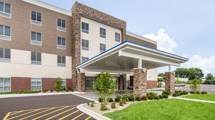 Holiday Inn Express & Suites Ottawa Exterior