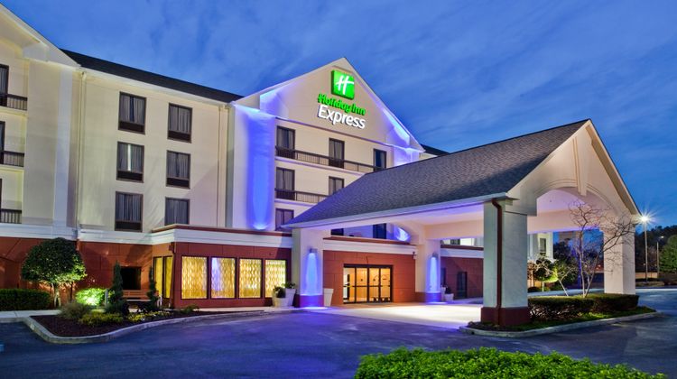 Holiday Inn Express Atlanta W Theme Park Exterior