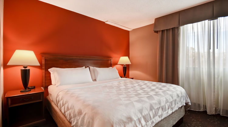 Holiday Inn Cincinnati-Riverfront Suite