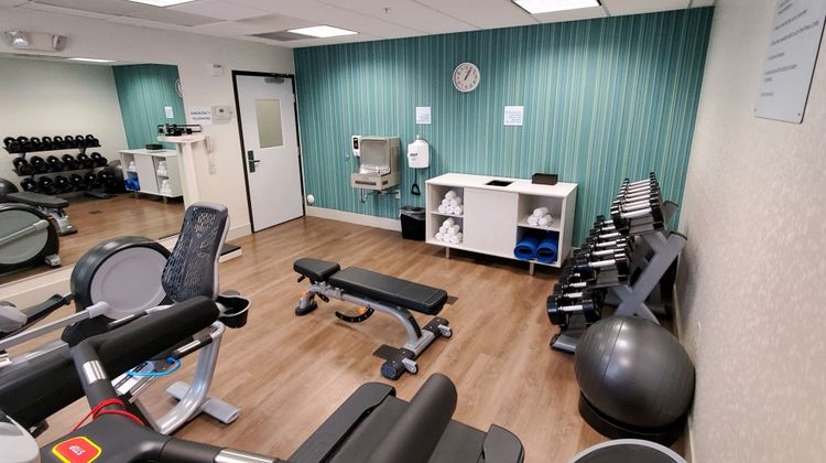 Holiday Inn Express & Suites Phoenix Health Club