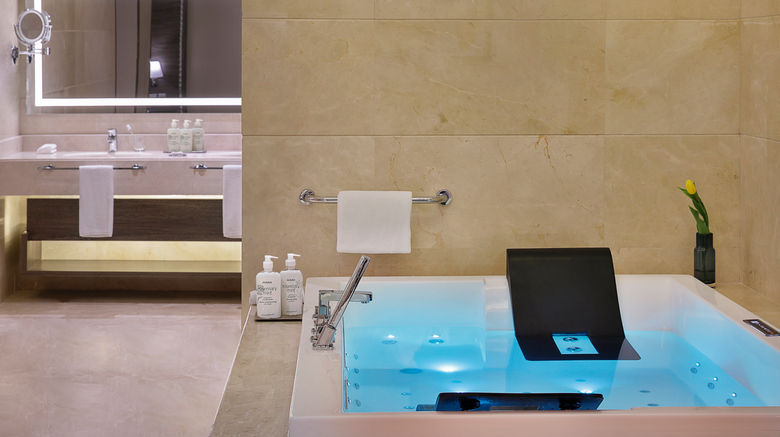 <b>voco Al Khobar Hotel Room</b>. Images powered by <a href="https://www.leonardoworldwide.com/" title="Leonardo Worldwide" target="_blank">Leonardo</a>.