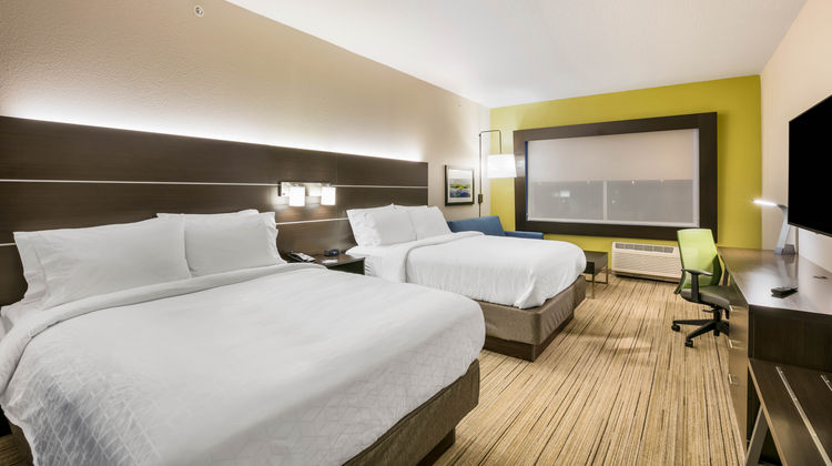Holiday Inn Express & Suites Town Center Room