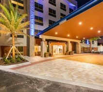 Holiday Inn Express & Suites Town Center Exterior