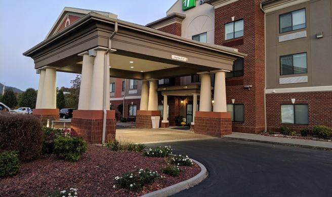 Holiday Inn Express Hotel & Suites Exterior