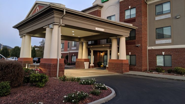 Holiday Inn Express Hotel & Suites Exterior