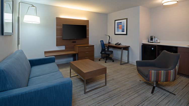 Holiday Inn Express Hotel & Suites Suite