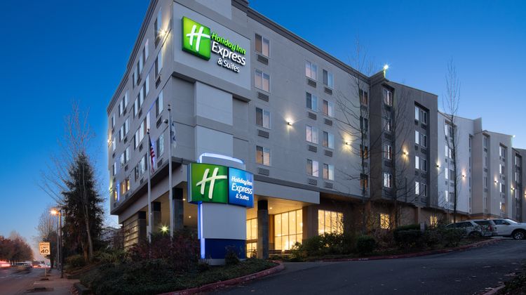 Holiday Inn Express Hotel & Suites Exterior