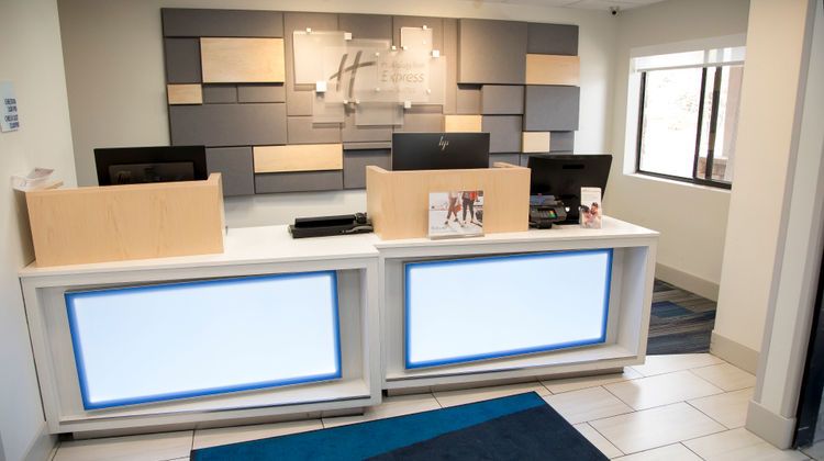 Holiday Inn Express & Suites Lobby