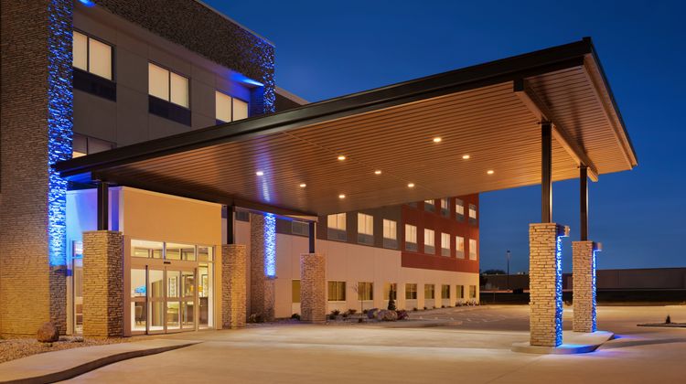 Holiday Inn Express & Suites Beaver Dam Exterior