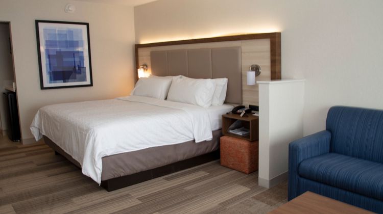 Holiday Inn Express & Suites Marion Suite