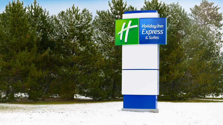 Holiday Inn Express & Suites Hayward Exterior