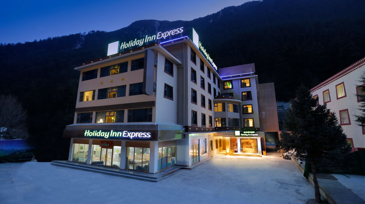 Holiday Inn Express Jiuzhaigou Exterior