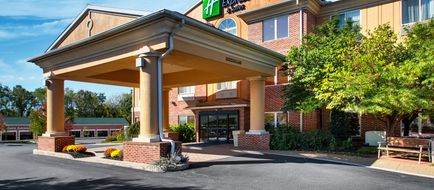 Holiday Inn Express & Suites Lancaster Exterior