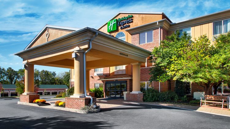 Holiday Inn Express & Suites Lancaster Exterior
