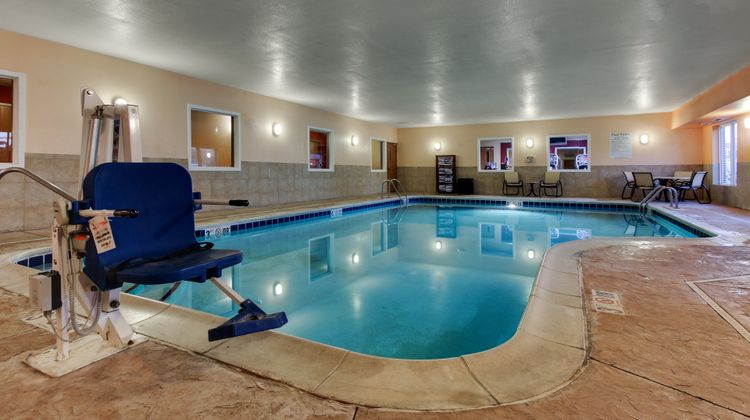 Holiday Inn Express & Suites Lancaster Pool