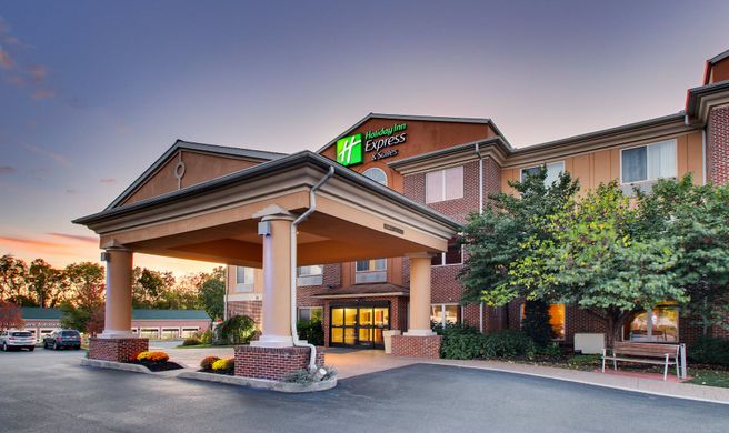 Holiday Inn Express & Suites Lancaster Exterior