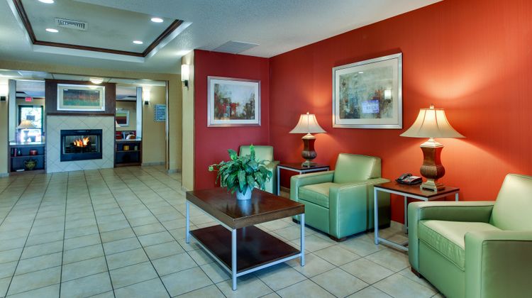 Holiday Inn Express & Suites Lancaster Lobby