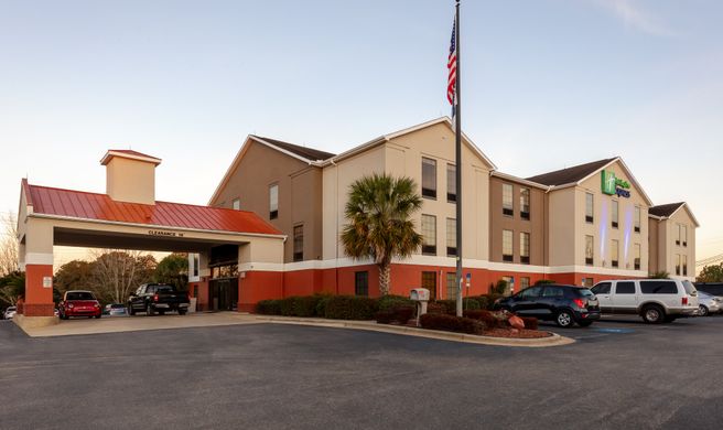 Holiday Inn Express & Suites Exterior