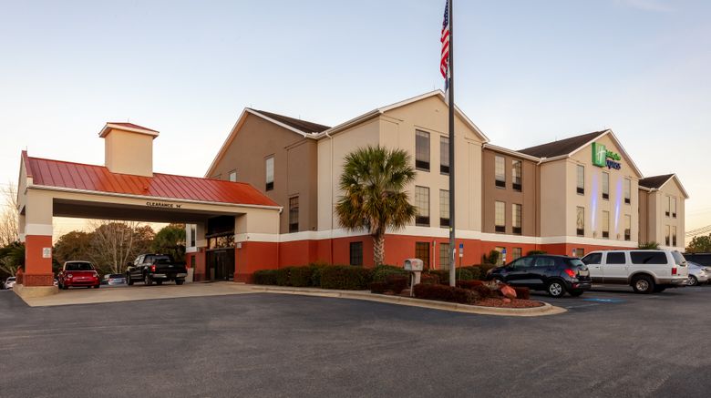 Holiday Inn Express  and  Suites Exterior. Images powered by <a href="https://www.leonardoworldwide.com" target="_blank" rel="noopener">Leonardo</a>.