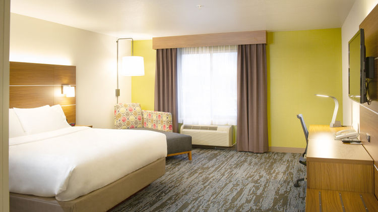 Holiday Inn Express & Suites Wausau Room