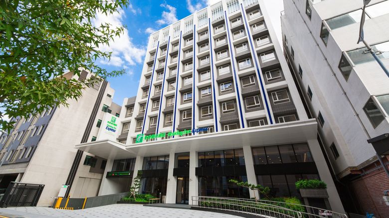 <b>Holiday Inn Express Taichung Fengchia Exterior</b>. Images powered by <a href="https://www.leonardoworldwide.com/" title="Leonardo Worldwide" target="_blank">Leonardo</a>.
