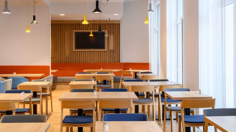 <b>Holiday Inn Express Regensburg Restaurant</b>. Images powered by <a href="https://www.leonardoworldwide.com/" title="Leonardo Worldwide" target="_blank">Leonardo</a>.