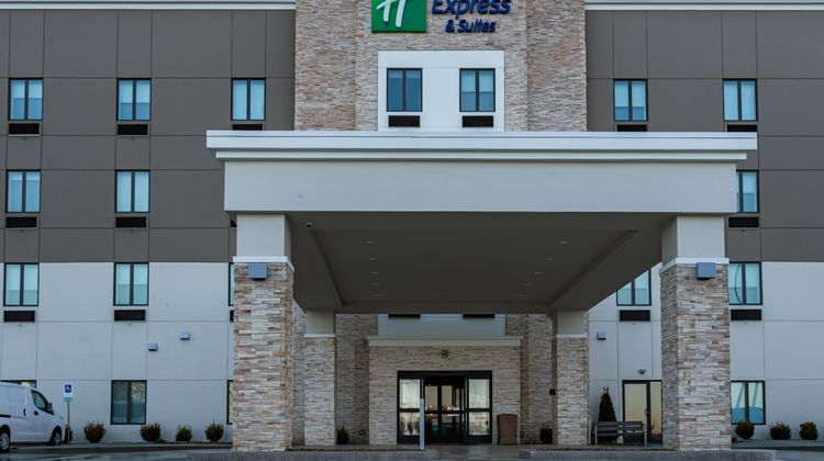 Holiday Inn Express & Suites Worthington Exterior