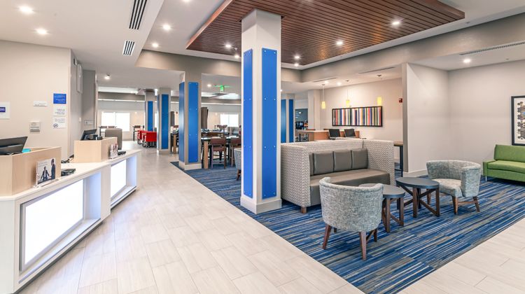 Holiday Inn Express & Suites Worthington Lobby