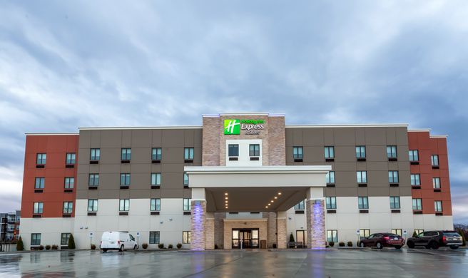 Holiday Inn Express & Suites Worthington Exterior
