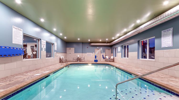 Holiday Inn Express & Suites Worthington Pool