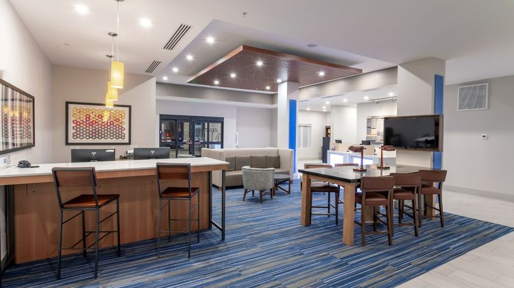 Holiday Inn Express & Suites Worthington Lobby