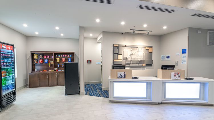 Holiday Inn Express & Suites Worthington Lobby