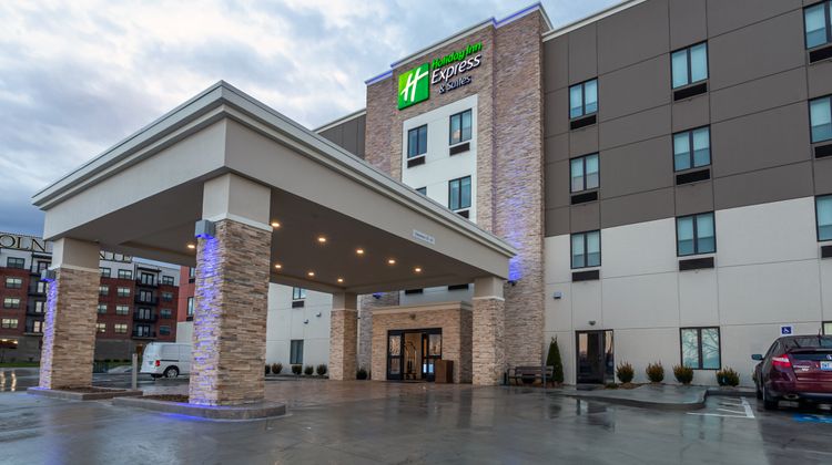 Holiday Inn Express & Suites Worthington Exterior