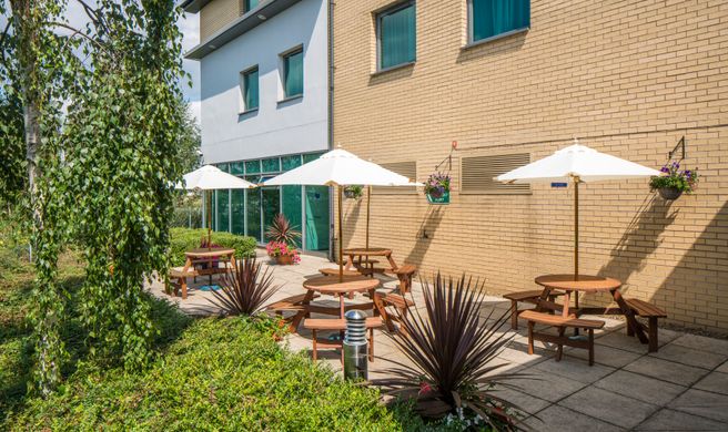 Holiday Inn Express Doncaster Exterior