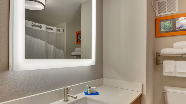 Holiday Inn Express Htl & Sts Perimeter Room