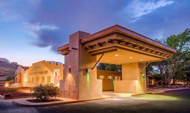 Holiday Inn Canyon De Chelly Exterior