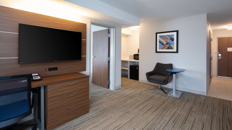 Holiday Inn Express Hotel & Suites Room