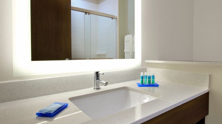 Holiday Inn Express & Suites Brookshire Room