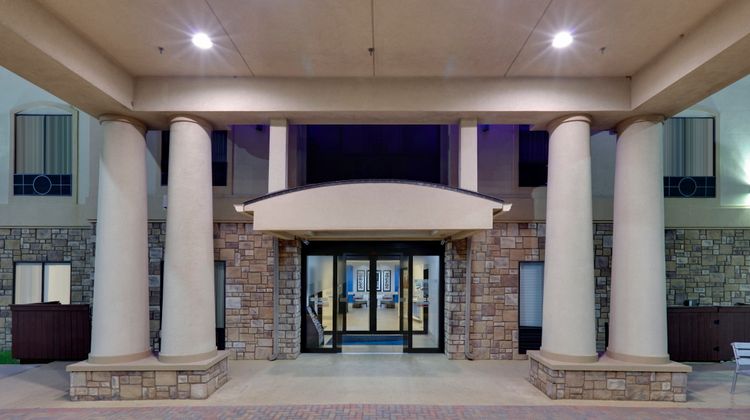 Holiday Inn Express & Suites Denton Exterior