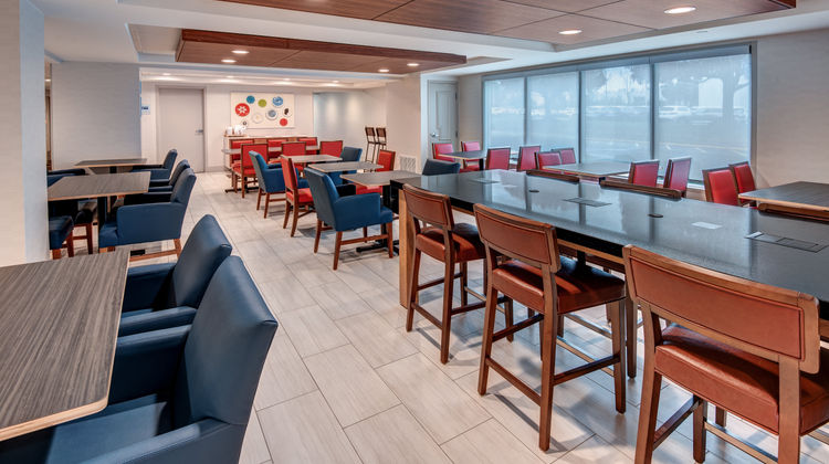 Holiday Inn Express/Stes W. Long Branch Restaurant