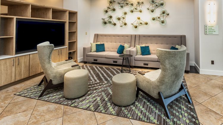 Holiday Inn & Suites Memphis - Wolfchase Lobby