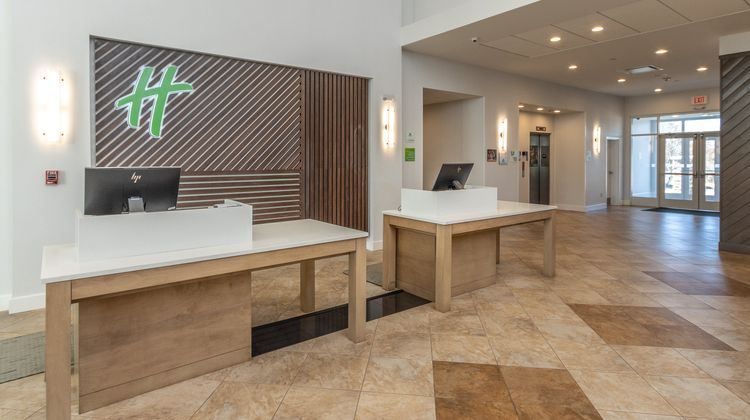 Holiday Inn & Suites Memphis - Wolfchase Lobby