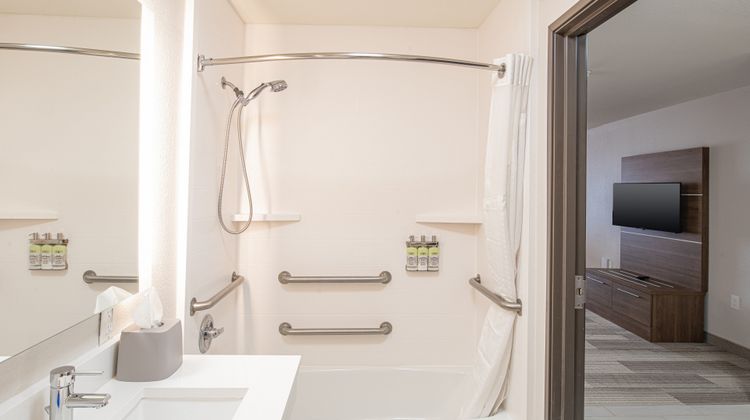 Holiday Inn Express & Suites N Waco Area Room