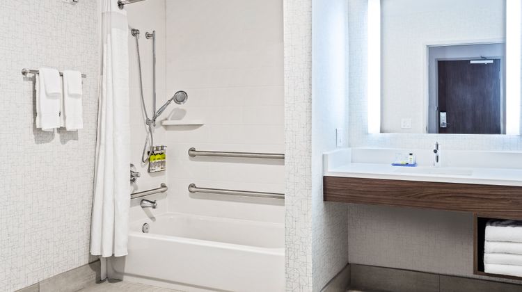 Holiday Inn Express & Suites Eglin Area Room