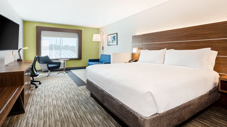 Holiday Inn Express & Suites Eglin Area Suite