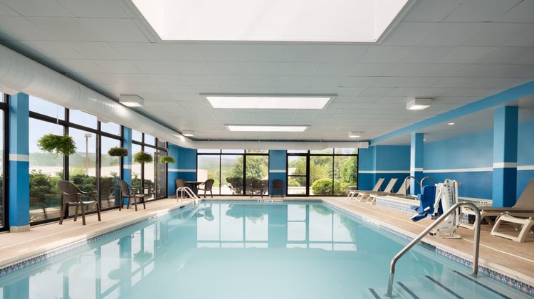 Holiday Inn Express/Stes North Brunswick Pool